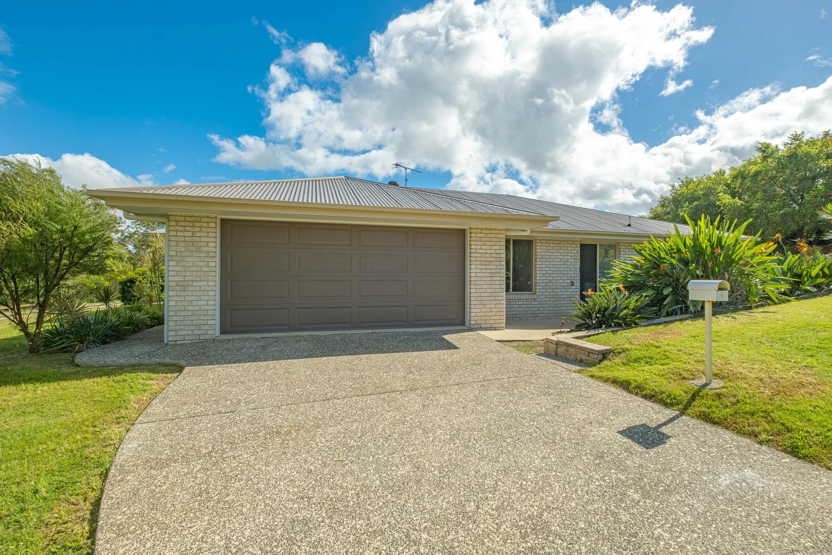 1 Waratah Place, Southside QLD 4570