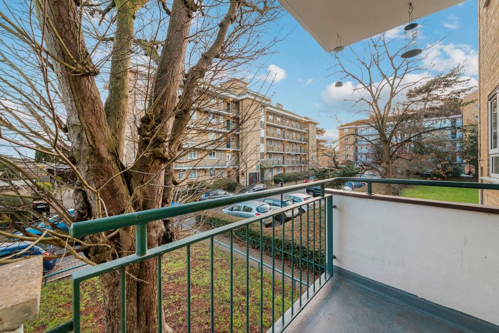 2 bed flat for saleWeydown Close, Southfields SW19 photo 2