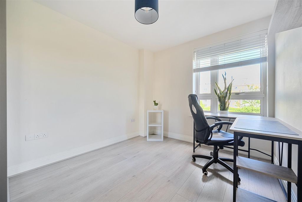 Additional image 9 of 2 bed flat for saleKestrel Court, Heron Way, Maidenhead SL6