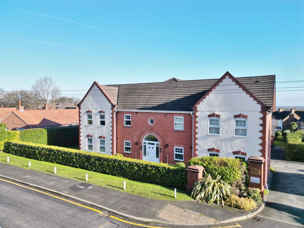 2 bed flat for salePensby Road, Heswall CH60