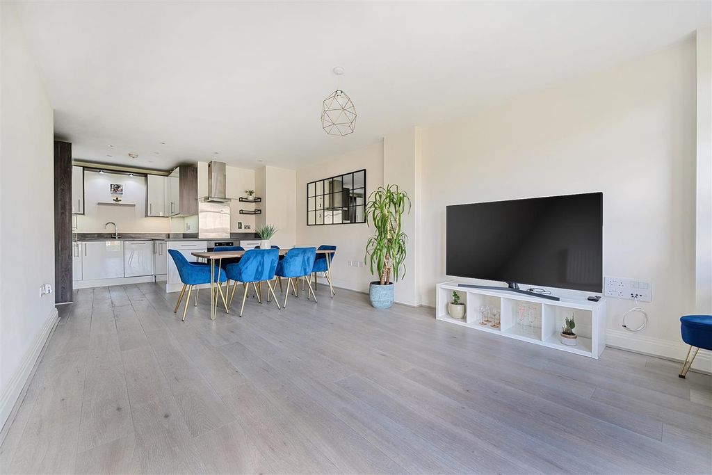Additional image 5 of 2 bed flat for saleKestrel Court, Heron Way, Maidenhead SL6