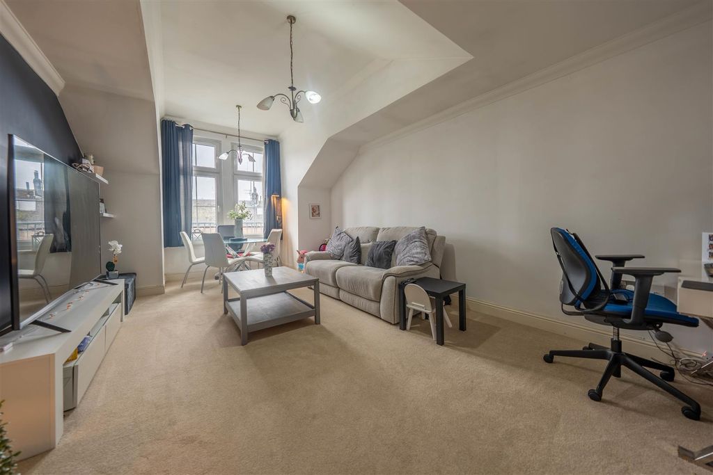 2 bed flat for saleCroft Park, Perth PH2 photo 5
