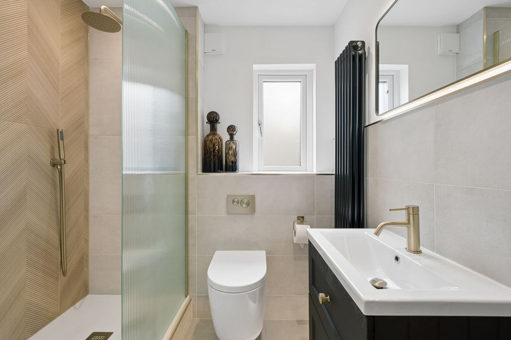 2 bed flat for saleDeer Path, Harthill ML7 photo 5