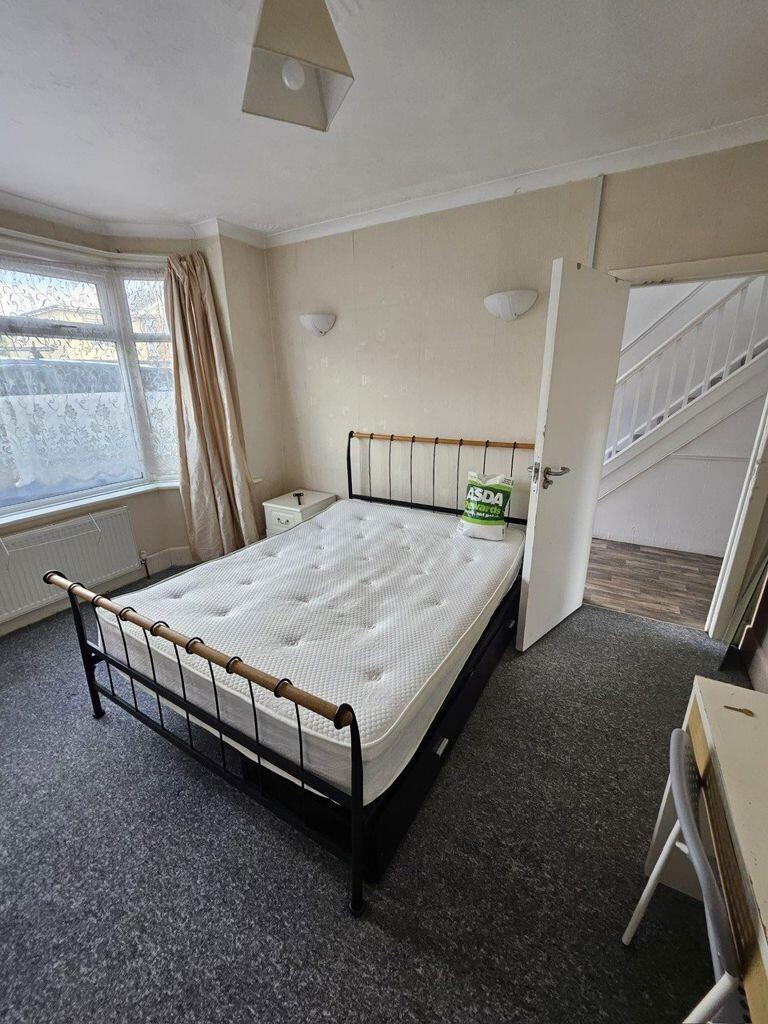 Student Five Double Bedrooms, Redhill (P05494) photo 5