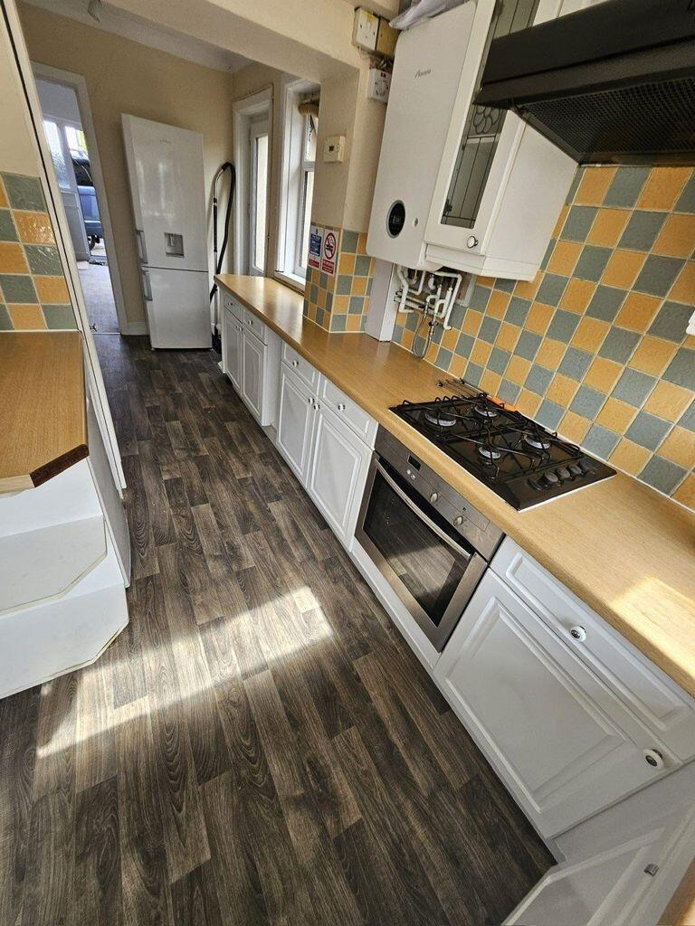 Student Five Double Bedrooms, Redhill (P05494) photo 2