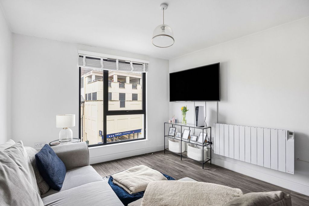 Additional image 6 of 2 bed flat for saleGloucester Place, Cheltenham, Gloucestershire GL52