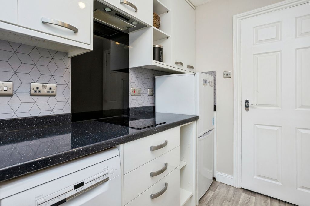 Additional image 5 of 2 bed flat for saleRose Hill, Billingshurst, West Sussex RH14
