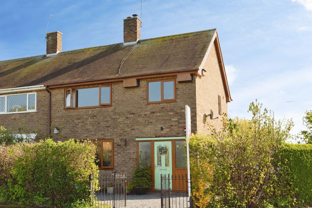 3 bed semi-detached house for saleBellfield Drive, Willerby, Hull HU10