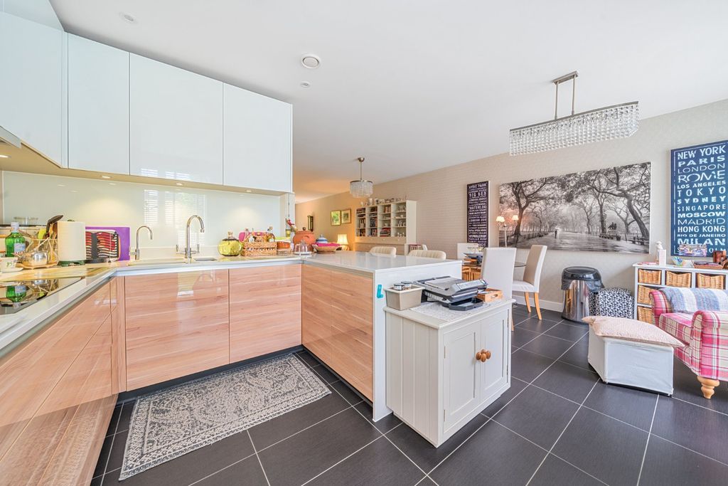 Additional image 3 of 3 bed flat for saleCliveden Gages, Taplow, Buckinghamshire SL6