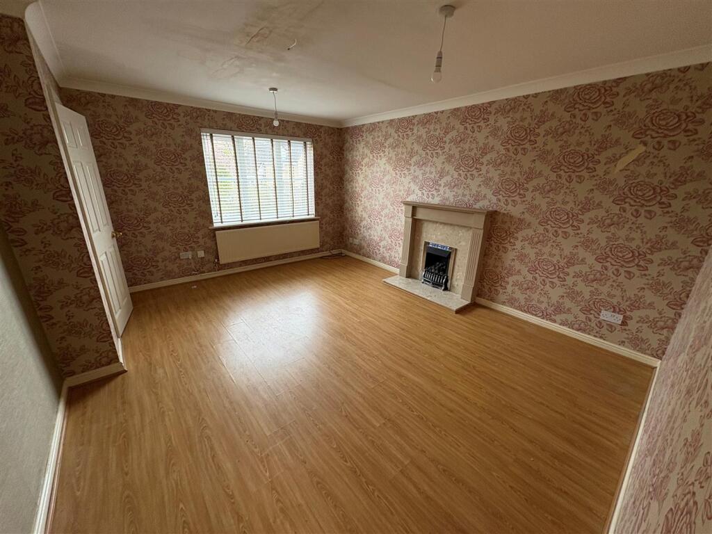 Petrel Close, Clayton Heights, Bradford photo 2