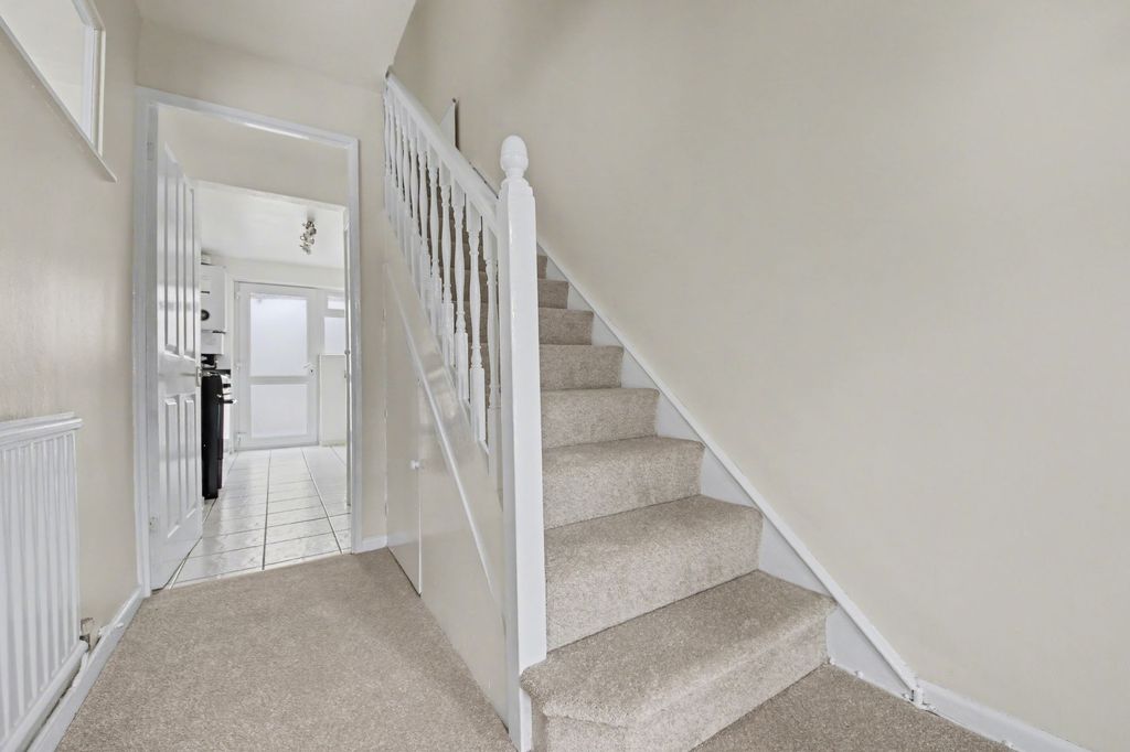 3 bed terraced house for saleMontgomery Road, Bitterne SO18 photo 5