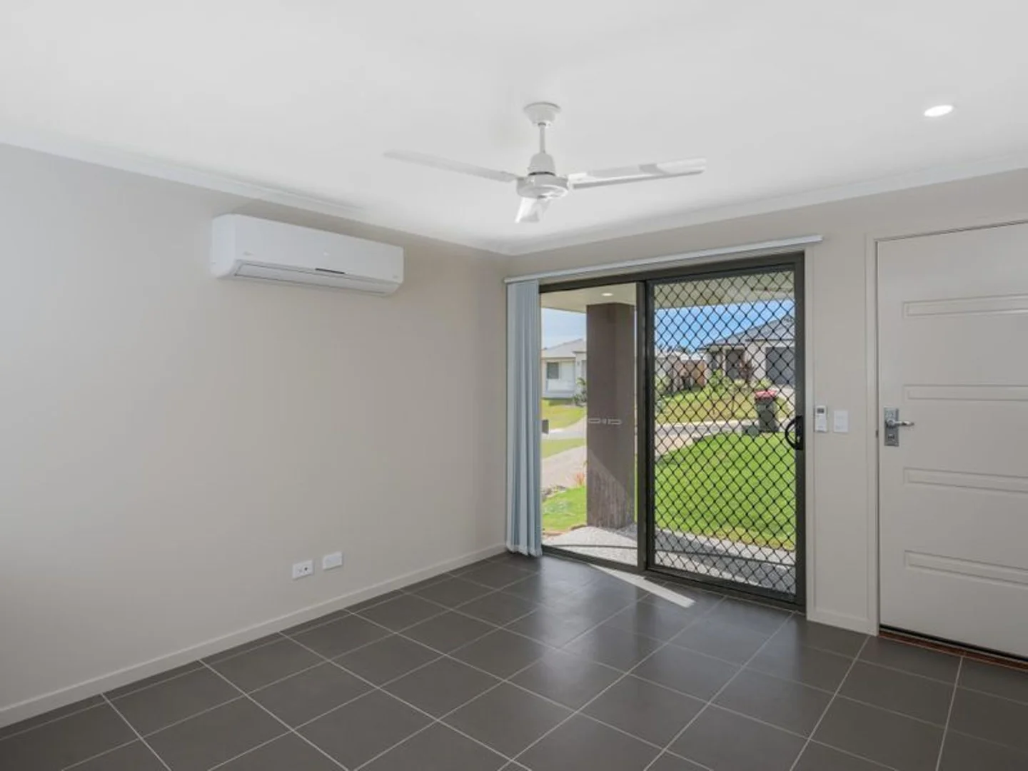 2/8 Capuchin Close, Dakabin QLD 4503 photo 2