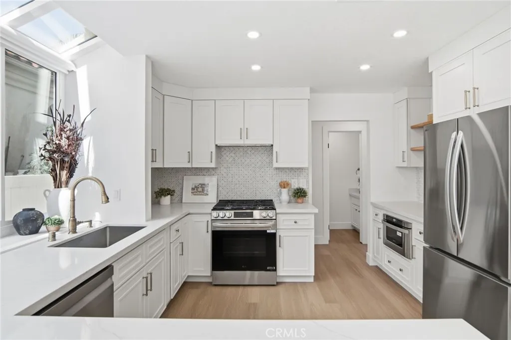 Additional image 31 of 32 Comiso, Irvine, CA 92614
