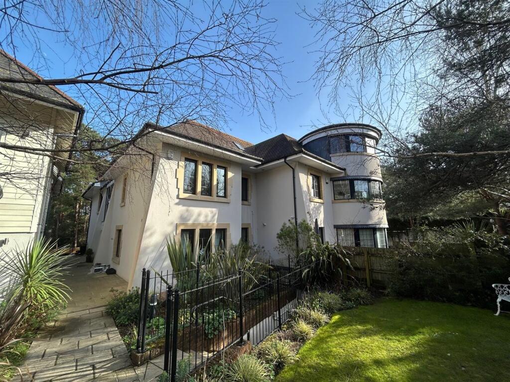 Apartment 3 Augusta, 2 Compton Avenue, Lilliput