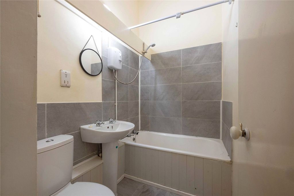 Additional image 11 of 19 bed flat for saleClarence Road, Cheltenham, Gloucestershire GL52