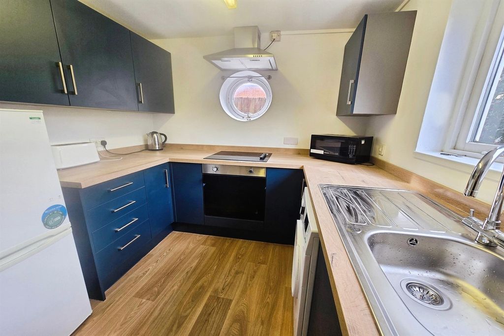 2 bed flat for saleTonnelier Road, Dunkirk NG7 photo 3