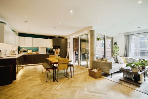 37 Rookwood Way, London E3
