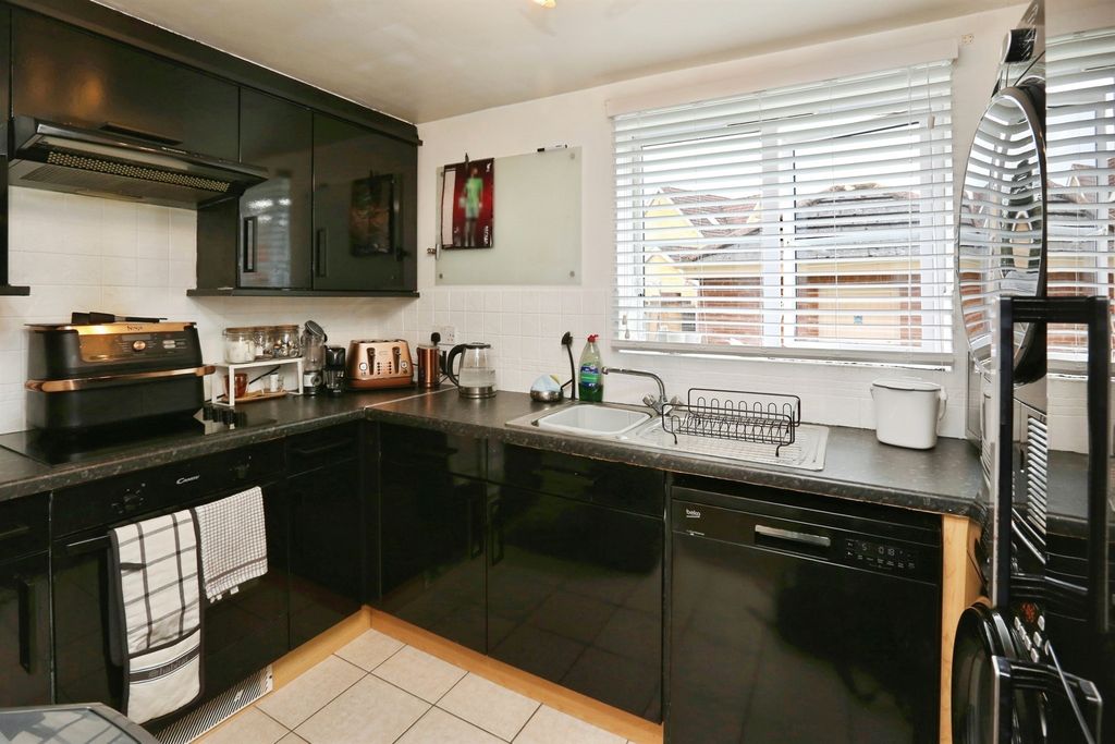 Additional image 8 of 2 bed flat for saleFawn Crescent, Hedge End, Southampton SO30