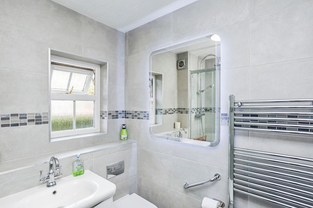 Additional image 10 of 2 bed flat for saleRose Hill, Billingshurst, West Sussex RH14