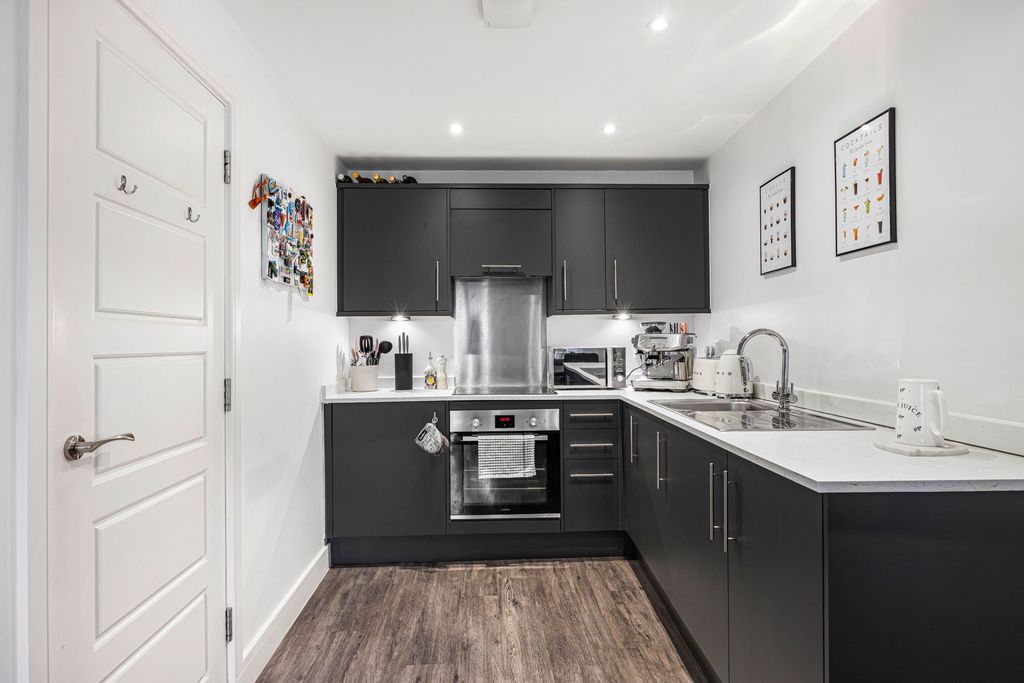 Additional image 8 of 2 bed flat for saleGloucester Place, Cheltenham, Gloucestershire GL52