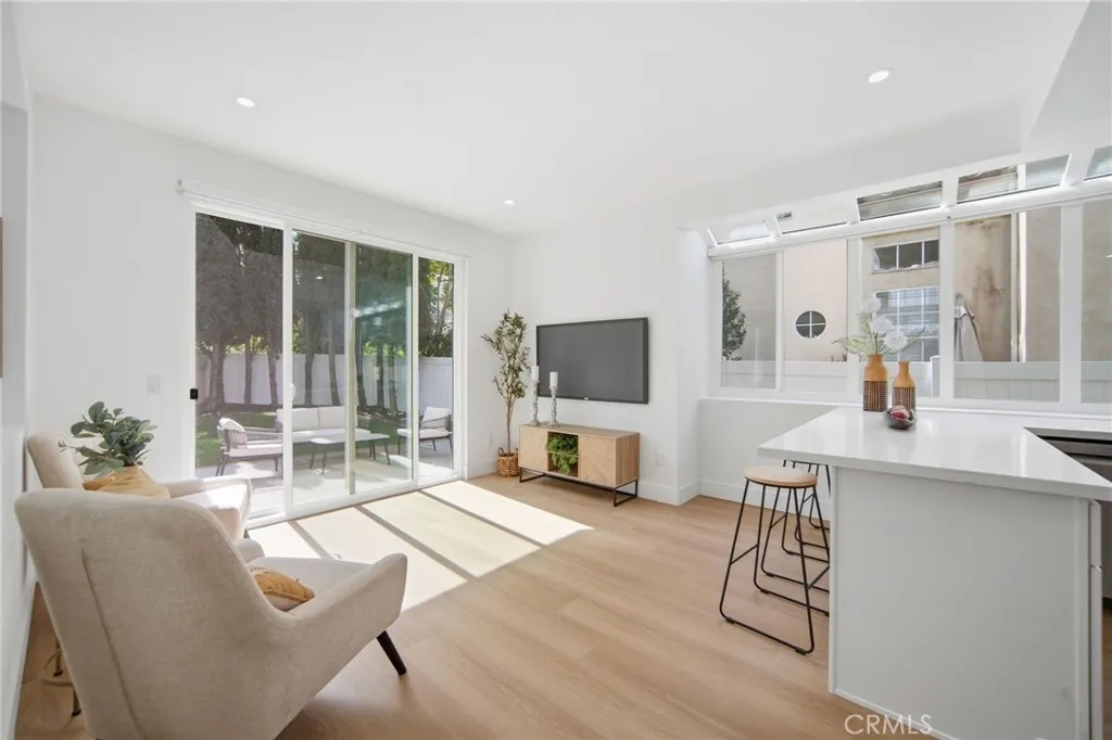 Additional image 29 of 32 Comiso, Irvine, CA 92614