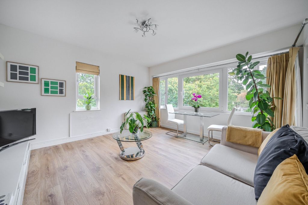 Additional image 3 of 2 bed flat for saleQueens Close, Lancaster Road, Harrogate, North Yorkshire HG2