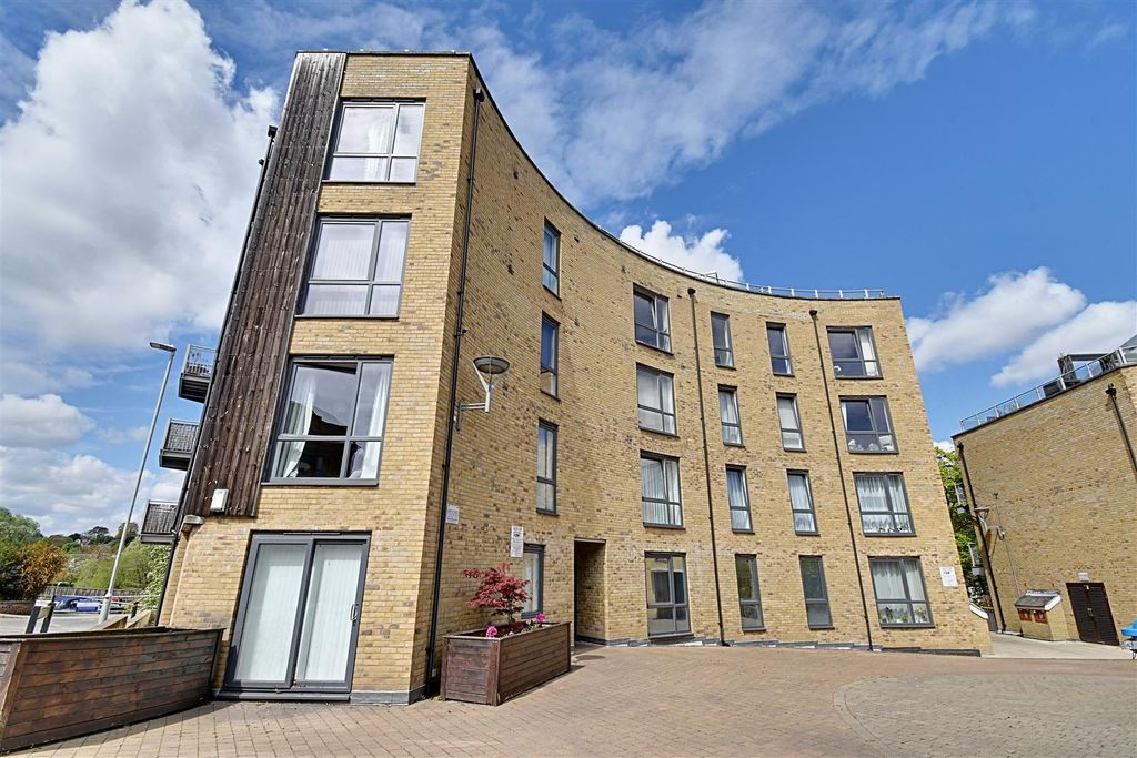 2 bed flat for saleElder Court, Hertford SG13