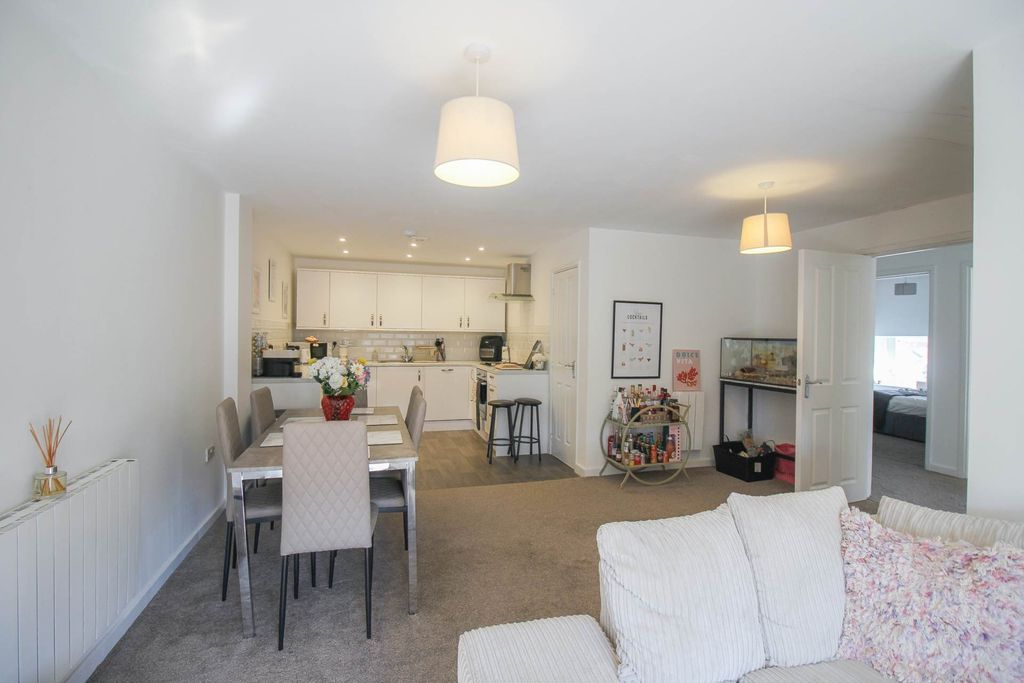 2 bed flat for saleWooler Road, Weston-Super-Mare BS23 photo 4