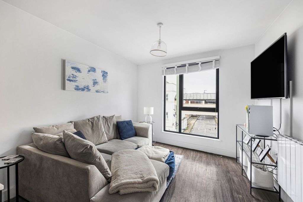 Additional image 4 of 2 bed flat for saleGloucester Place, Cheltenham, Gloucestershire GL52