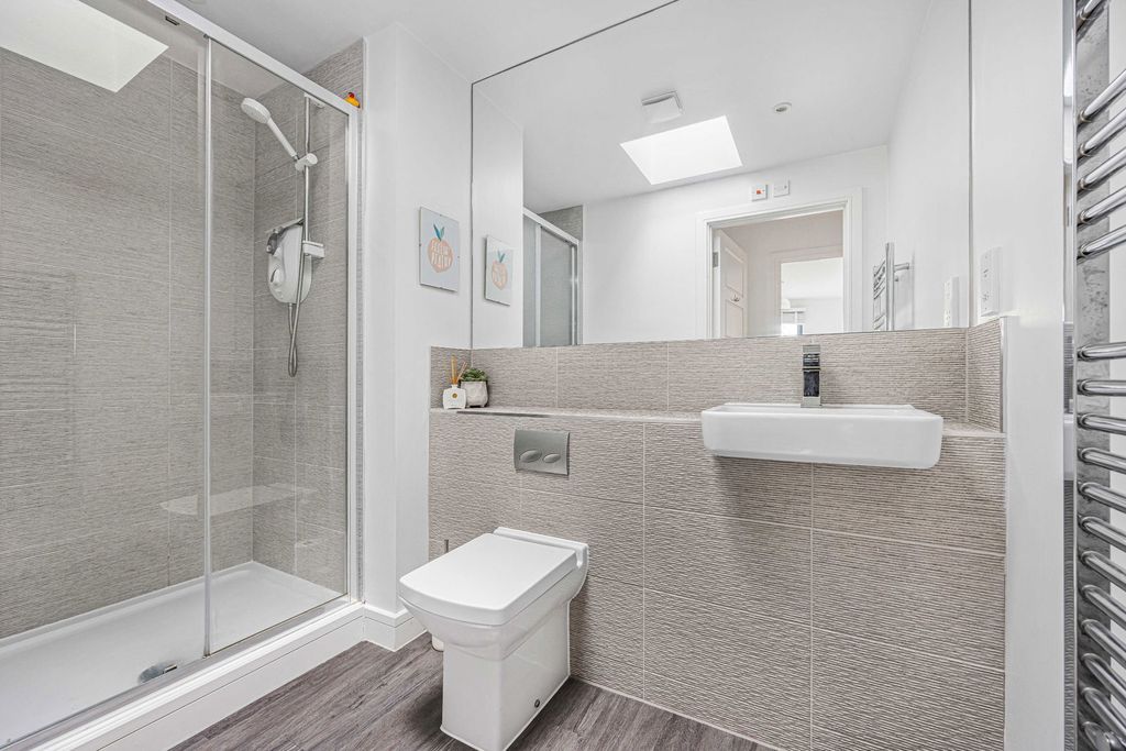 Additional image 10 of 2 bed flat for saleGloucester Place, Cheltenham, Gloucestershire GL52