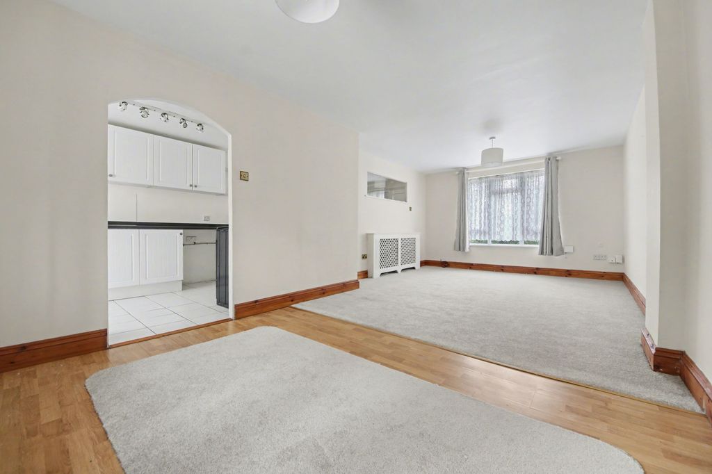 3 bed terraced house for saleMontgomery Road, Bitterne SO18 photo 2