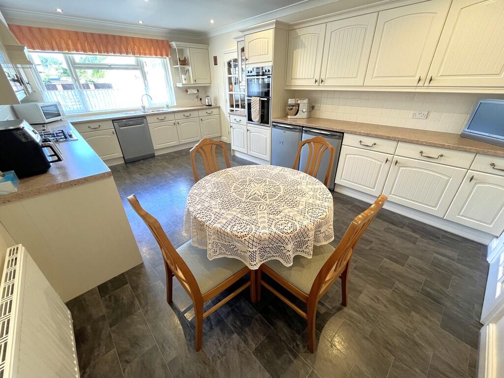 Worthington Crescent, Whitecliff photo 3