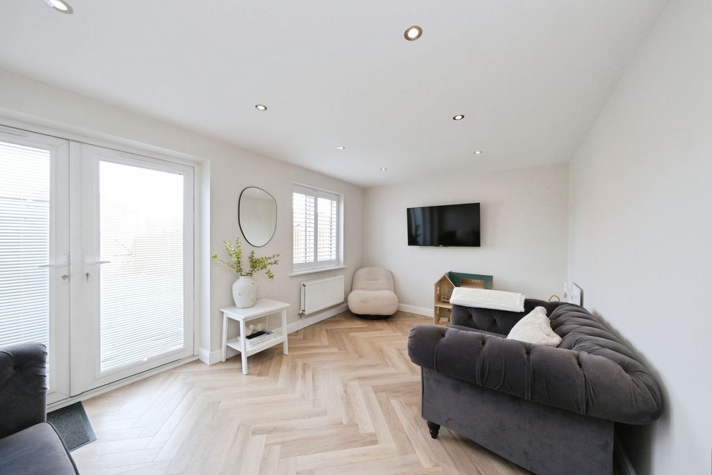 Additional image 3 of 4 bed semi-detached house for salePennington Way, Nottingham NG15
