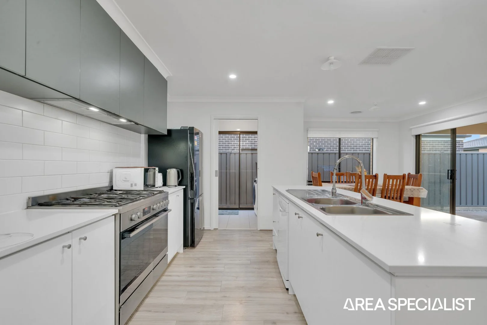 2/4 Dorset Grove, Truganina VIC 3029