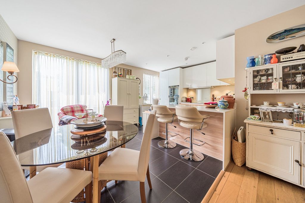Additional image 17 of 3 bed flat for saleCliveden Gages, Taplow, Buckinghamshire SL6