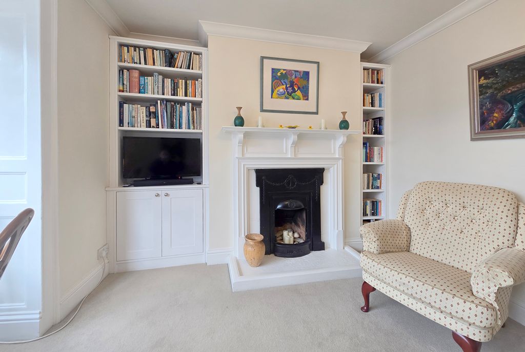 Additional image 3 of 2 bed flat for saleHigh Street, Lymington, Hampshire SO41