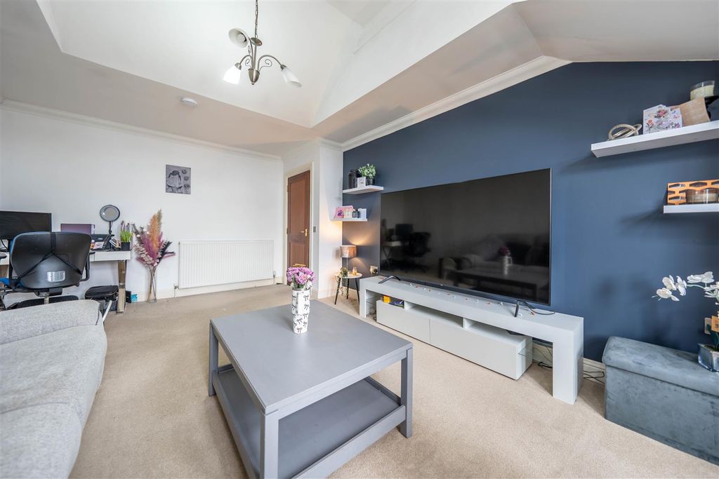 2 bed flat for saleCroft Park, Perth PH2 photo 4