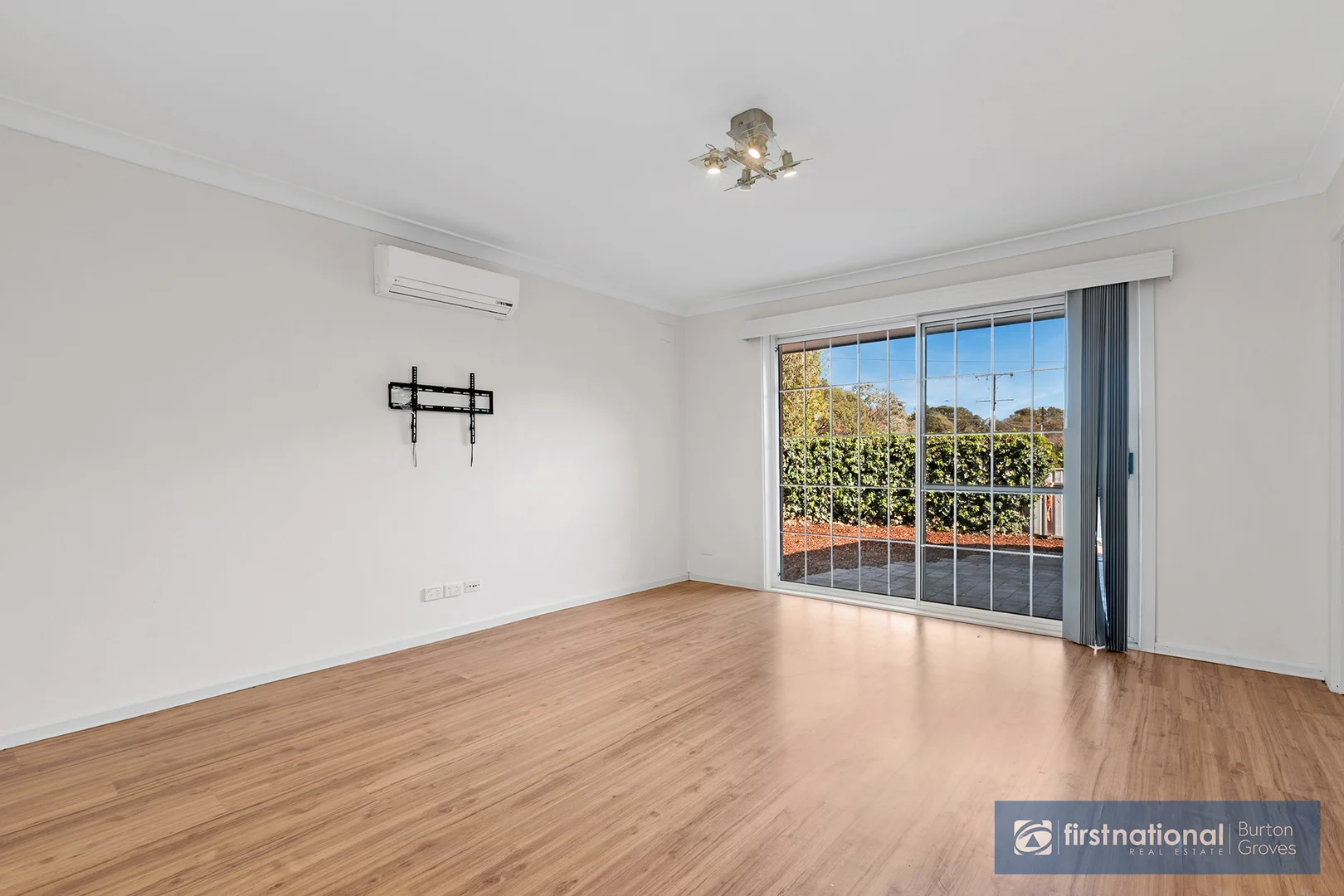 8 Jan Ave, Para Vista SA 5093 photo 4
