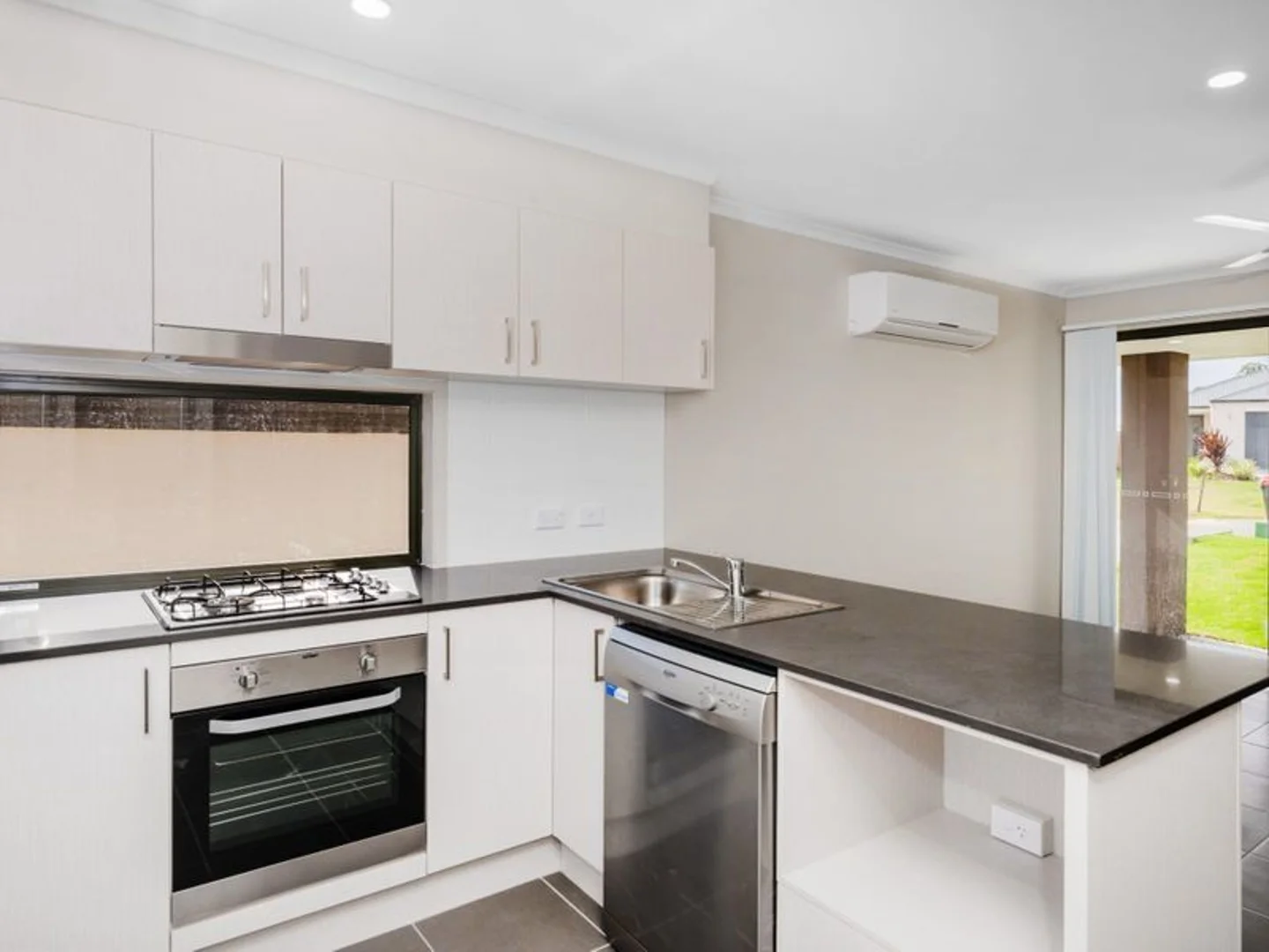2/8 Capuchin Close, Dakabin QLD 4503 photo 3