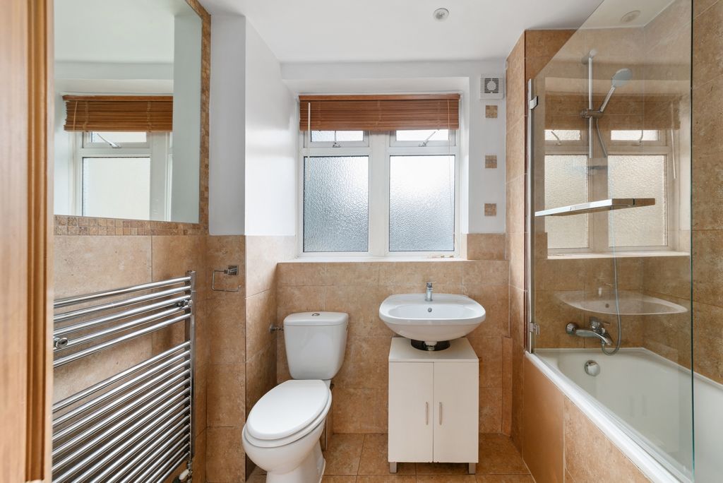 2 bed flat for saleWeydown Close, Southfields SW19 photo 5