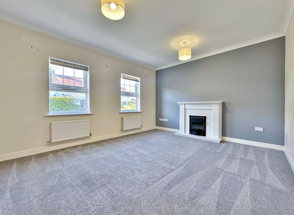 2 bed flat for salePensby Road, Heswall CH60 photo 2