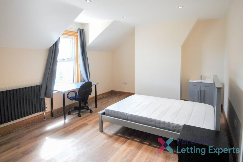 Students, Bills Included! Your Perfect Modern 6 Bedroom Home with Spacious Rooms on Northcote Road!