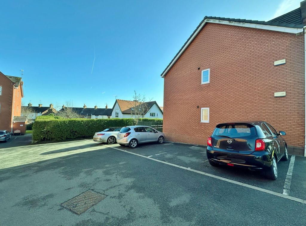 2 bed flat for salePensby Road, Heswall CH60 photo 4