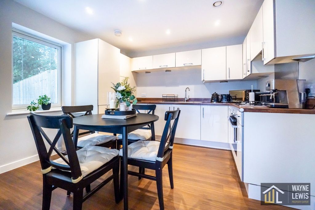 2 bed flat for saleTrem Elai, Penarth CF64 photo 3