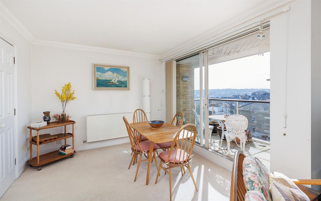 3 bed flat for saleAdmiral Gardens, Cowes PO31