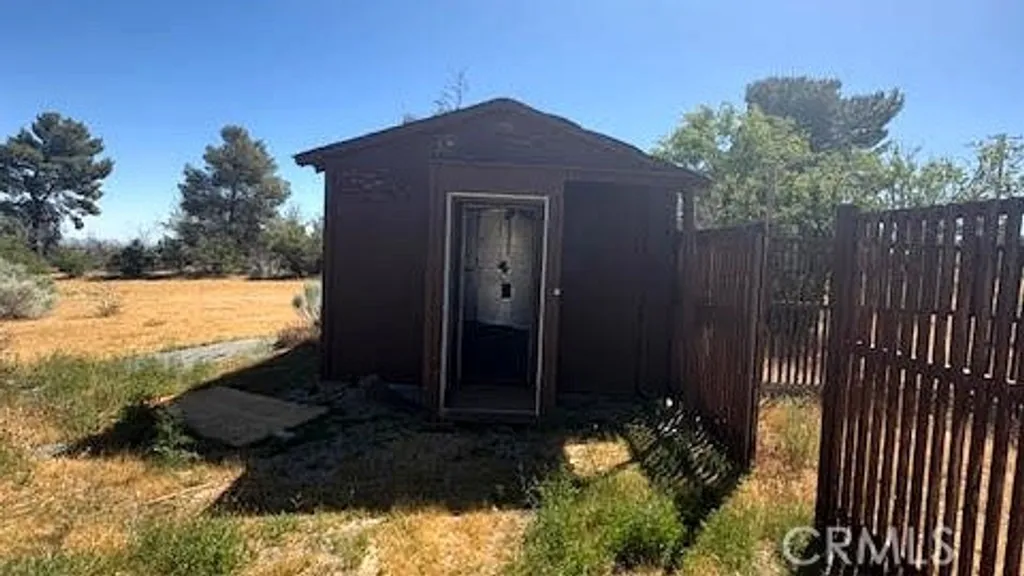 21123 Avenue Fort Tejon, Llano, CA 93544