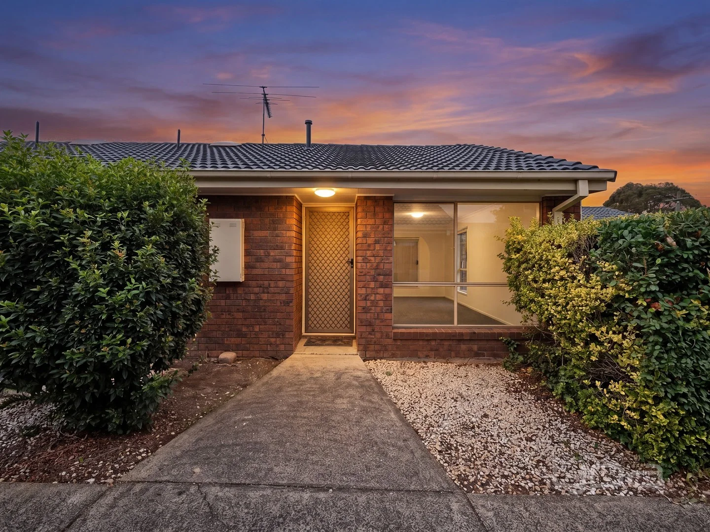 2/9 Raymond Street, Melton South VIC 3338