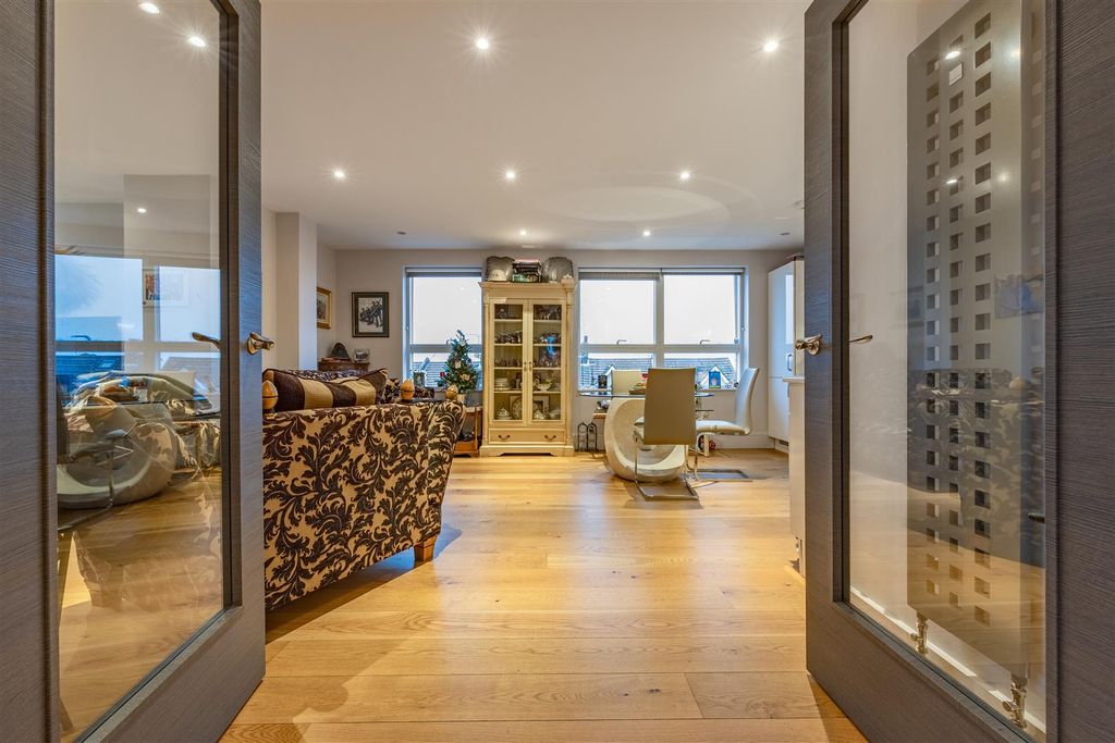 Additional image 14 of 2 bed flat to rentRectory Grove, Leigh-On-Sea SS9