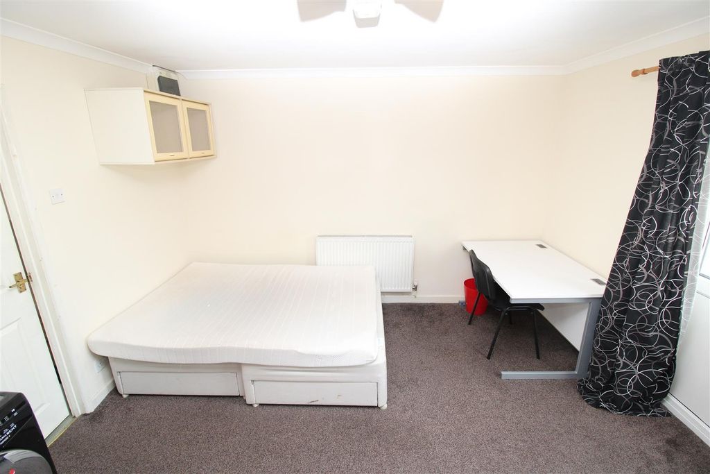 Studio to rentBroadway, Pontypridd CF37 photo 3