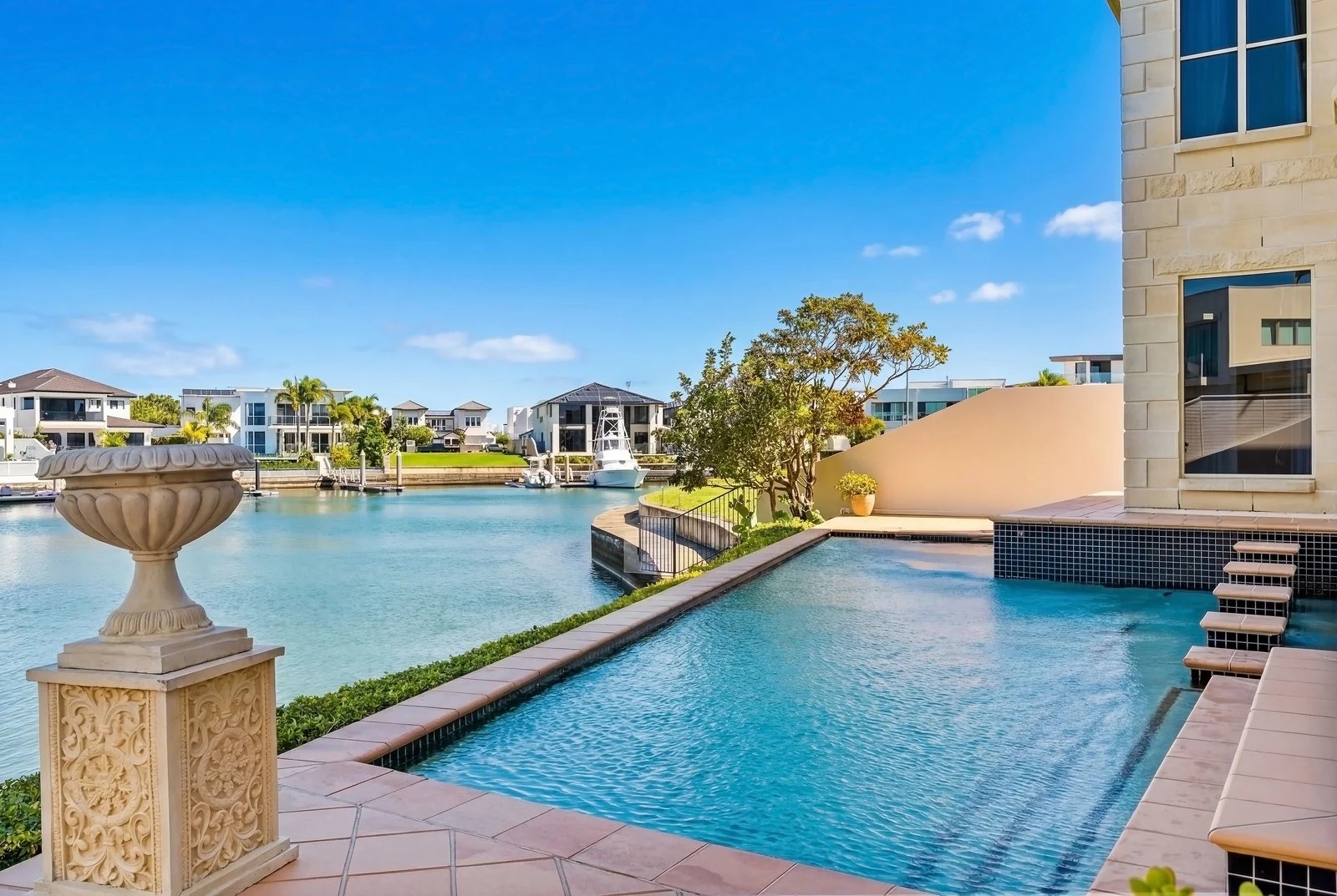 21 Royal Albert Crescent, Sovereign Islands QLD 4216